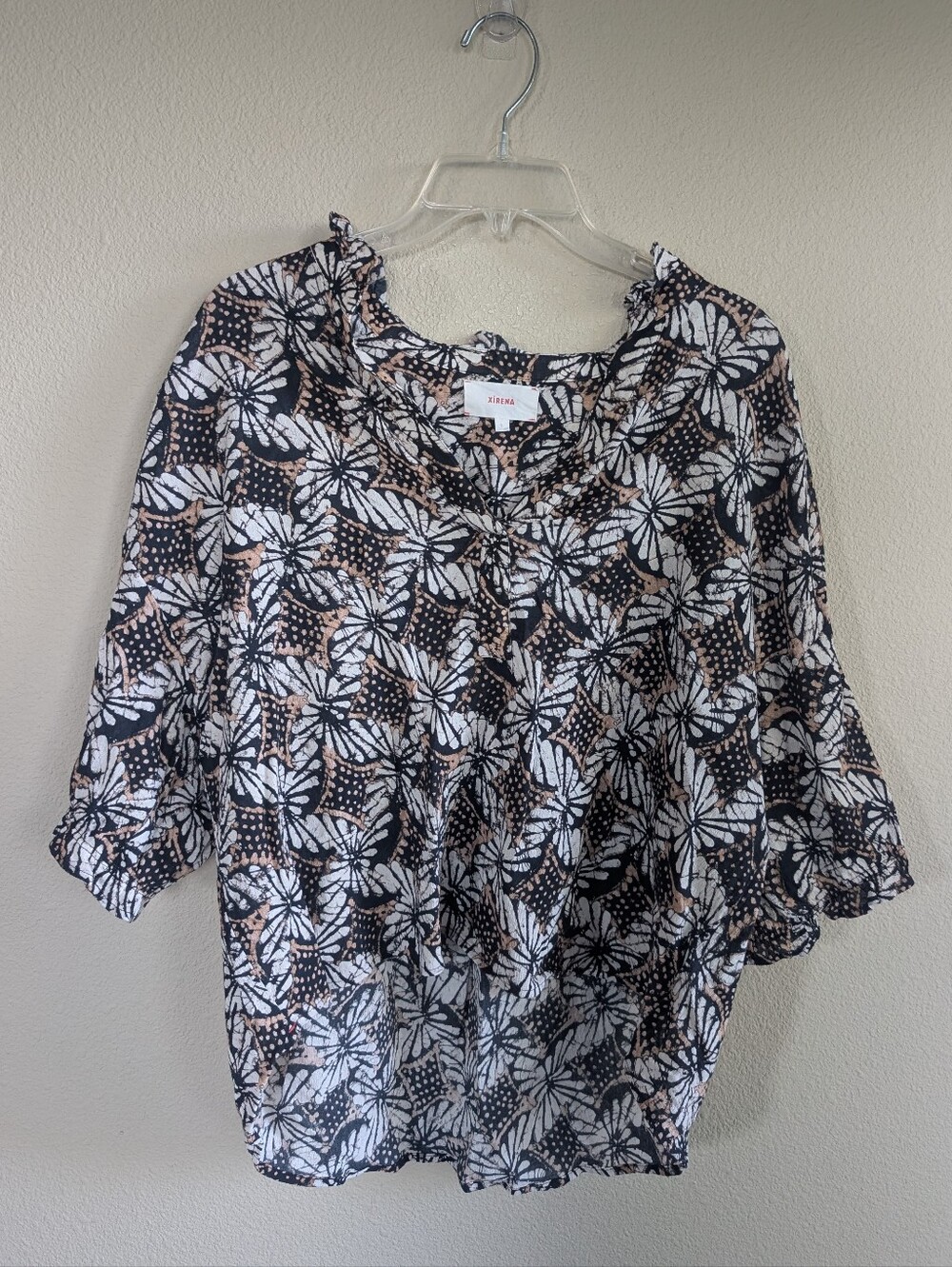 Xirena Size Large Black, White & Tan Floral Print Button-Up Top Tobacco Petal